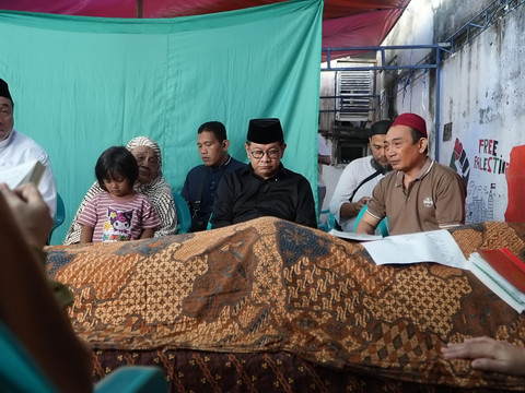 Gubernur DKI Jakarta, Pramono Anung, melayat ke rumah duka pengemudi ojol, Affan Kurniawan, yang meninggal dunia karena dilindas rantis polisi, Jumat (29/8/2025). Foto: Dok. Istimewa
