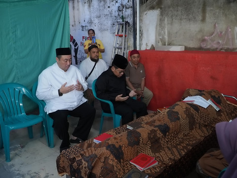 Gubernur DKI Jakarta, Pramono Anung, melayat ke rumah duka pengemudi ojol, Affan Kurniawan, yang meninggal dunia karena dilindas rantis polisi, Jumat (29/8/2025). Foto: Dok. Istimewa