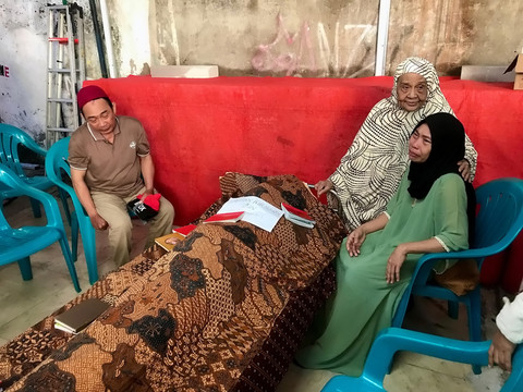 Gubernur DKI Jakarta, Pramono Anung, melayat ke rumah duka pengemudi ojol, Affan Kurniawan, yang meninggal dunia karena dilindas rantis polisi, Jumat (29/8/2025). Foto: Dok. Istimewa