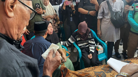 Anies Baswedan, Mantan Gubernur Jakarta melayat ke rumah duka pengemudi ojol, Affan Kurniawan, yang meninggal dunia karena dilindas rantis polisi, Jumat (29/8/2025). Foto: Haya Syahira/kumparan