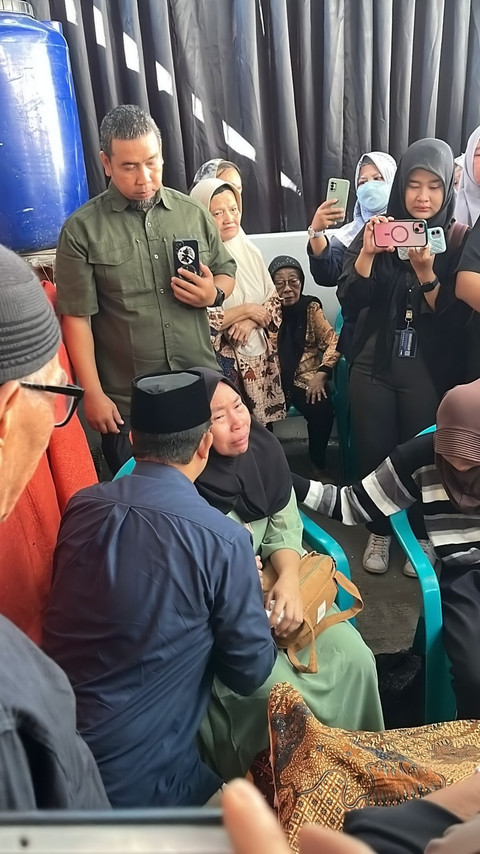 Anies Baswedan, Mantan Gubernur Jakarta melayat ke rumah duka pengemudi ojol, Affan Kurniawan, yang meninggal dunia karena dilindas rantis polisi, Jumat (29/8/2025). Foto: Haya Syahira/kumparan