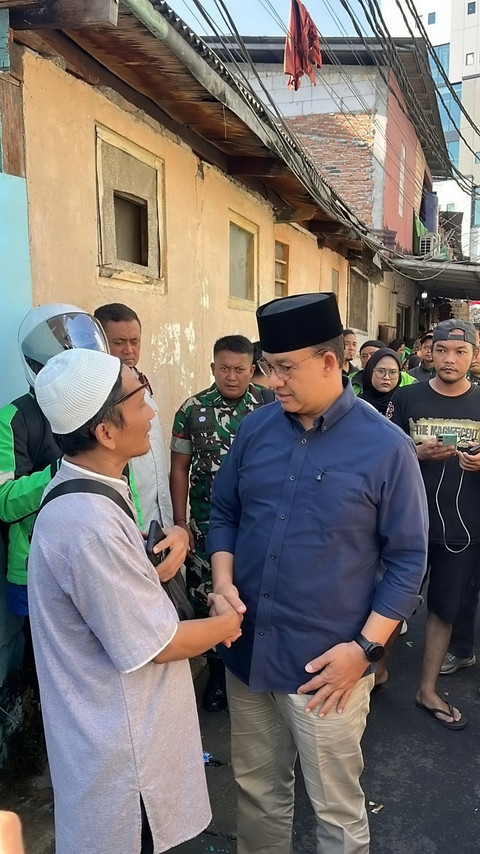 Anies Baswedan, Mantan Gubernur Jakarta melayat ke rumah duka pengemudi ojol, Affan Kurniawan, yang meninggal dunia karena dilindas rantis ... </div>
<div class=