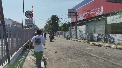 Kondisi usai massa membubarkan diri di Jalan Otista, Jakarta Timur, Jumat (29/8/2025). Foto: Jonathan Devin/kumparan
