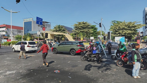 Kondisi usai massa membubarkan diri di Jalan Otista, Jakarta Timur, Jumat (29/8/2025). Foto: Jonathan Devin/kumparan