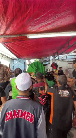Suasana rumah duka Affan Kurniawan, driver ojol yang meninggal dilindas rantis polisi, Jumat (28/8/2025). Foto: Haya Syahira/kumparan