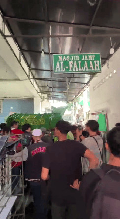 Jenazah Affan Kurniawan, driver ojol yang meninggal dilindas rantis polisi, segera disalatkan di masijd dekat rumahnya, Menteng, Jakarta Pusat, Jumat (28/8/2025). Foto: Haya Syahira/kumparan