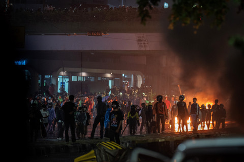 Pengunjuk rasa melakukan aksi di depan Markas Komando (Mako) Brimob Polda Mtero Jaya, Kwitang, Jakarta, Jumat (29/8/2025). Foto: Bayu Pratama S/ANTARA FOTO