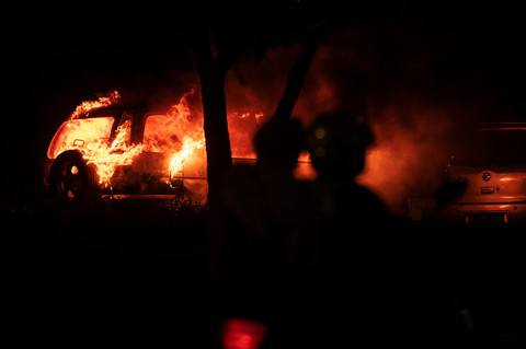 Sebuah mobil terbakar saat aksi unjuk rasa di depan Markas Komando (Mako) Brimob Polda Mtero Jaya, Kwitang, Jakarta, Jumat (29/8/2025). Foto: Bayu Pratama S/ANTARA FOTO