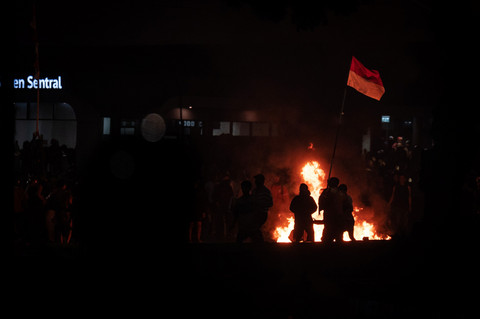 Pengunjuk rasa melakukan aksi di depan Markas Komando (Mako) Brimob Polda Metro Jaya, Kwitang, Jakarta, Jumat (29/8/2025). Foto: Bayu Pratama S/ANTARA FOTO