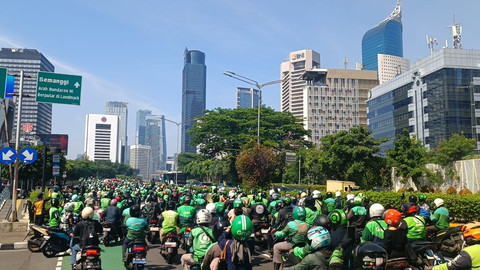 Ojek online memadati lalu lintas menuju Bivak, Jakarta Pusat, Jumat (29/8/2025). Foto: Hedi/kumparan