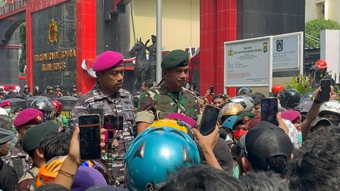 Anggota TNI dan massa aksi melakukan Mediasi di depan Mako Brimob, Kwitang., Jakarta, Jumat (28/8/2025). Foto: Rayyan Farhansyah/kumparan