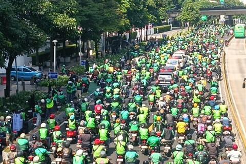 Ribuan ojek online (ojol) mengantar jenazah driver ojol Affan Kurniawan yang tewas dilindas rantis polisi di TPU Karet Bivak, Jakarta, Jumat (29/8/2025). Foto: Hedi/kumparan