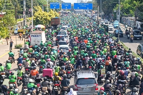Ribuan ojek online (ojol) mengantar jenazah driver ojol Affan Kurniawan yang tewas dilindas rantis polisi di TPU Karet Bivak, Jakarta, Jumat (29/8/2025). Foto: Hedi/kumparan