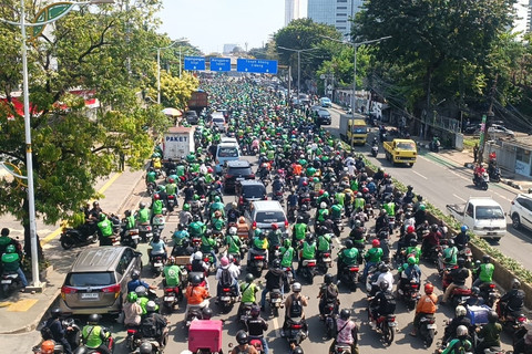 Ribuan ojek online (ojol) mengantar jenazah driver ojol Affan Kurniawan yang tewas dilindas rantis polisi di TPU Karet Bivak, Jakarta, Jumat (29/8/2025). Foto: Hedi/kumparan