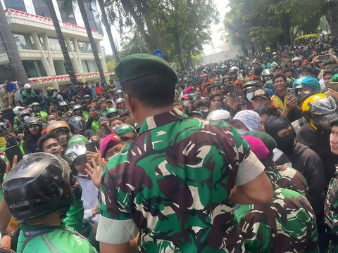 Asintel Kostrad Brigjen TNI Mohammad Nas melakukan mediasi dengan massa aksi saat unjuk rasa di kawasan Brimob Kwitang, Jakarta, Jumat (28/8/2025). Foto: Darryl Ramadhan/kumparan