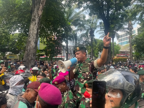 Asintel Kostrad Brigjen TNI Mohammad Nas melakukan mediasi dengan massa aksi saat unjuk rasa di kawasan Brimob Kwitang, Jakarta, Jumat (28/8/2025). Foto: Darryl Ramadhan/kumparan