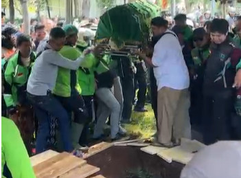 Pemakaman Affan, driver ojol tewas dilindas rantis, di TPU Karet Bivak, Jakarta Pusat, Jumat (29/8). Foto: Haya Syahira/kumparan