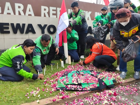 Ojol di Yogyakarta tabur bunga, nyalakan lilin, dan doa bersama untuk almarhum Affan Kurniawan di depan Polda DIY, Jumat (29/8/2025). Foto: Arfiansyah Panji Purnandaru/kumparan
