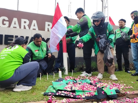 Ojol di Yogyakarta tabur bunga, nyalakan lilin, dan doa bersama untuk almarhum Affan Kurniawan di depan Polda DIY, Jumat (29/8/2025). Foto: Arfiansyah Panji Purnandaru/kumparan