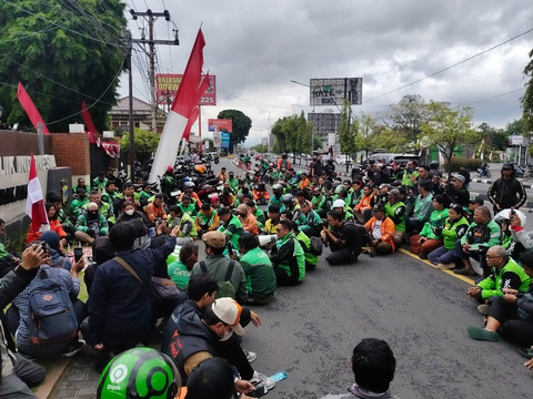 Ojol di Yogyakarta tabur bunga, nyalakan lilin, dan doa bersama untuk almarhum Affan Kurniawan di depan Polda DIY, Jumat (29/8/2025). Foto: Arfiansyah Panji Purnandaru/kumparan