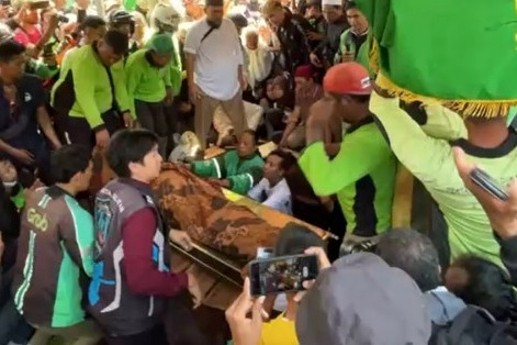 Jenazah driver ojol Affan Kurniawan (21) dimakamkan di TPU Karet Bivak, Jakarta, Jumat (29/8/2025).  Foto: Haya Syahira/kumparan