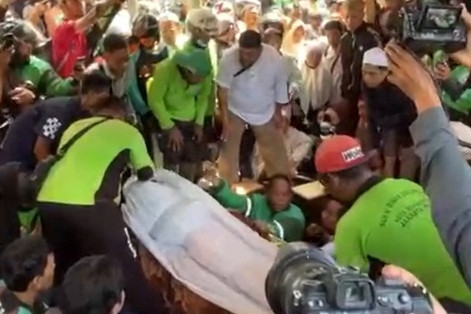 Jenazah driver ojol Affan Kurniawan (21) dimakamkan di TPU Karet Bivak, Jakarta, Jumat (29/8/2025).  Foto: Haya Syahira/kumparan