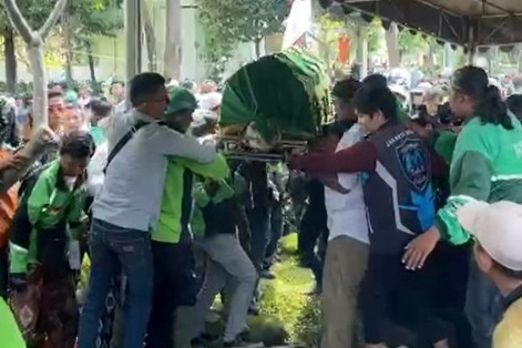 Jenazah driver ojol Affan Kurniawan (21) dimakamkan di TPU Karet Bivak, Jakarta, Jumat (29/8/2025). Foto: Haya Syahira/kumparan