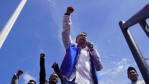 Ketua DPD ADO Sumsel, Asrul Indrawan, sedang orasi di depan aksi massa di DPRD Sumsel, Selasa, 20 Mei 2025. Foto : Anyelir/Urban Id