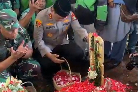 Kapolda Metro Jaya Irjen Pol Asep Edi Suheri berdoa di makam Affan Kurniawan di TPU Bivak Karet, Jakarta, Jumat (29/8/2025). Foto: Haya Syahira/kumparan