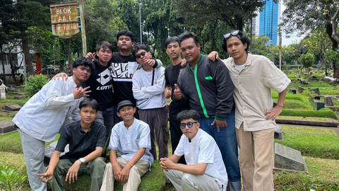 Teman-teman SMP almarhum Affan Kurniawan di TPU Bivak Karet, Jakarta, Jumat (29/8/2025). Foto: Haya Syahira/kumparan