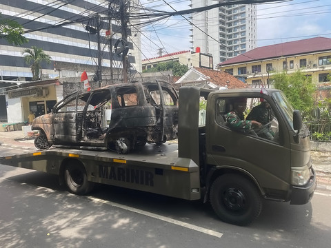 Petugas TNI mengendarai truk towing saat membawa mobil yang hangus terbakar usai unjuk rasa di depan Mako Brimob Kwitang, Jakarta, Jumat (29/8/2025). Foto: Darryl Ramadhan/kumparan