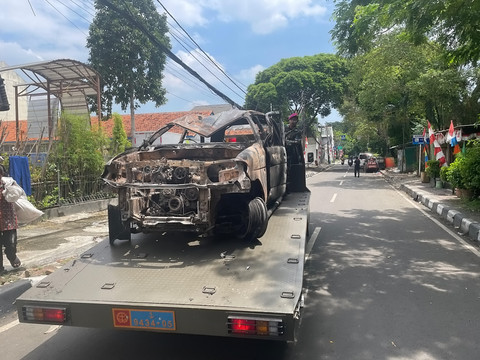 Petugas TNI mengendarai truk towing saat membawa mobil yang hangus terbakar usai unjuk rasa di depan Mako Brimob Kwitang, Jakarta, Jumat (29/8/2025). Foto: Darryl Ramadhan/kumparan