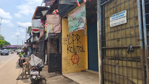 Coretan vandalisme sisa  demo ricuh semalam di kawasan Pejompongan, Jumat (29/8/2025). Foto: Thomas Bosco/kumparan