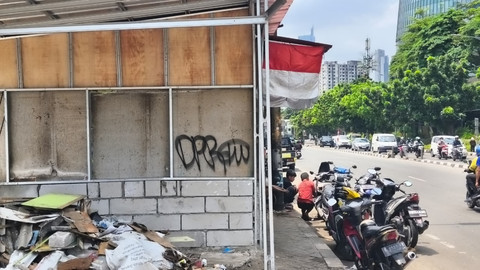 Coretan vandalisme sisa  demo ricuh semalam di kawasan Pejompongan, Jumat (29/8/2025). Foto: Thomas Bosco/kumparan