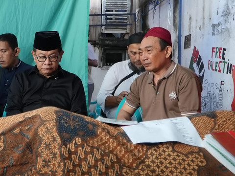 Gubernur DKI Jakarta, Pramono Anung, melayat ke rumah duka pengemudi ojol, Affan Kurniawan, yang meninggal dunia karena dilindas rantis polisi, Jumat (29/8/2025). Foto: Dok. Istimewa