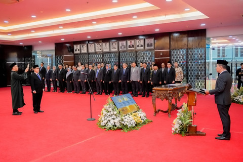 Menteri ESDM Bahlil Lahadalia melantik Laode Sulaeman sebagai Direktur Jenderal Minyak dan Gas Bumi (Dirjen Migas) Kementerian ESDM hari ini, Jumat (29/8/2025). Foto: Fariza Rizky Ananda/kumparan