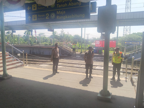 Polisi berjaga di Stasiun Daru, Kecamatan Jambe, Kabupaten Tangerang, Jumat (29/8/2025), untuk cegah pelajar ikut demo di Jakarta. Dok. Istimewa