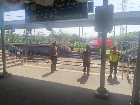 Polisi berjaga di Stasiun Daru, Kecamatan Jambe, Kabupaten Tangerang, Jumat (29/8/2025) untuk cegah pelajar ikut demo di Jakarta. Foto: Dok. Istimewa