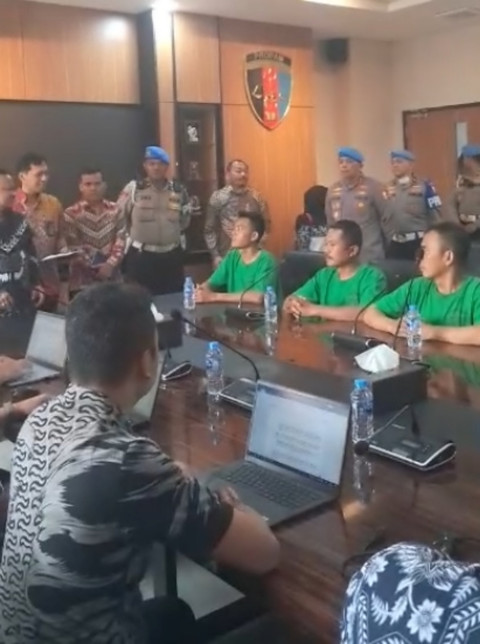 Choirul Anam memantau pemeriksaan, Jumat (29/8/2025) kepada tujuh anggota Brimob Polda Metro yang melindas Affan Kurniawan di Bidpropam Polri. Foto: Instagram/ @divisipropampolri