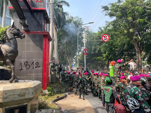Suasana saat aksi di depan Mako Brimob Kwitang, Jakarta, Jumat (29/8/2025). Foto: Darryl Ramadhan/kumparan