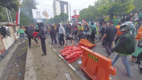 Massa ojol geruduk Mako Brimob Solo, Jumat (29/8/2025). Foto: kumparan