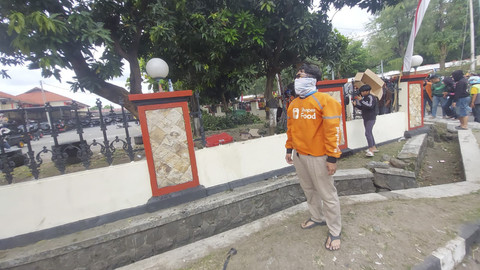 Massa ojol geruduk Mako Brimob Solo, Jumat (29/8/2025). Foto: kumparan