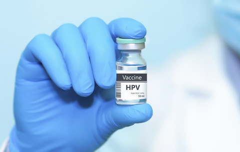 Ilustrasi Vaksin HPV. Foto: StanislavSukhin/Shutterstock