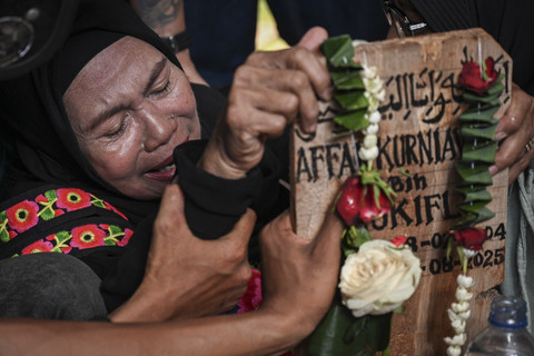 Seorang kerabat menangis saat pemakaman jenazah Affan Kurniawan di TPU Karet Bivak, Jakarta, Jumat (29/8/2025). Foto: Fauzan/ANTARA FOTO