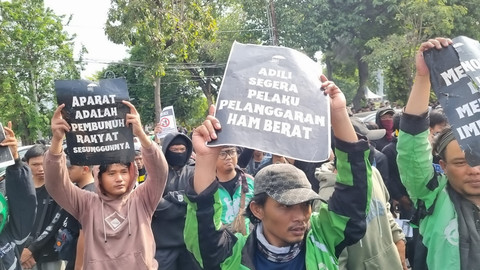 Sejumlah massa unjuk rasa di depan gedung Grahadi, Surabaya, Jumat (29/8/2025) Foto: Farusma Okta Verdian/kumparan