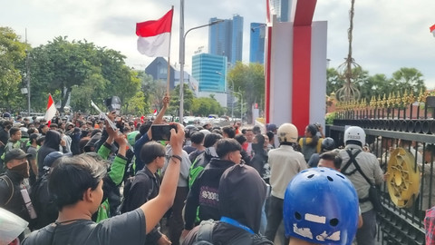 Sejumlah massa unjuk rasa di depan gedung Grahadi, Surabaya, Jumat (29/8/2025) Foto: Farusma Okta Verdian/kumparan