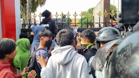 Sejumlah massa unjuk rasa di depan gedung Grahadi, Surabaya, Jumat (29/8/2025) Foto: Farusma Okta Verdian/kumparan