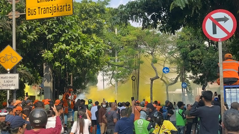 Polisi menembakkan gas kuning ke massa di daerah Brimob Jakarta Mako, Jumat (8/29/2025). Foto: Rayyan Farhansyah/Kumparan