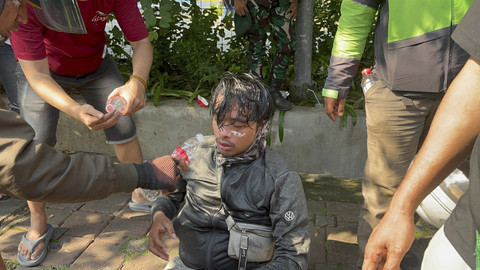 Salah satu massa aksi terkena gas air mata di kawasan Kwitang, Jakarta, Jumat (29/8/2025). Foto: Rayyan Farhansyah/kumparan