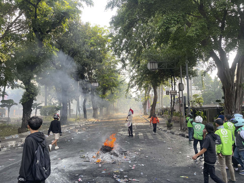 Massa aksi terlibat bentrokan dengan petugas brimob saat aksi di depan Mako Brimob Kwitang, Jakarta, Jumat (19/8/2025). Foto: Darryl Ramadhan/kumparan